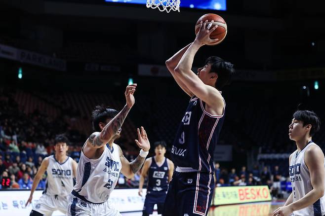 [서울=뉴시스] 프로농구 부산 KCC의 송교창. (사진=KBL 제공