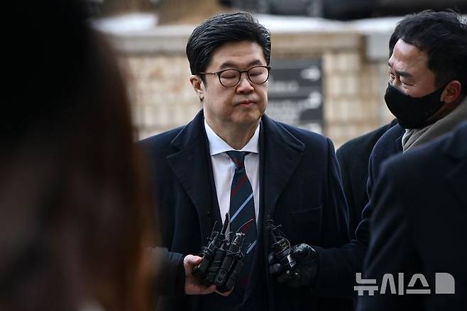 [서울=뉴시스] 황준선 기자 = 사진은 홈플러스 사태와 관련해 사기와 자본시장법 위반 등 혐의를 받는 김병주 MBK파트너스 회장이 지난 13일 오전 서울 서초구 서울중앙지방법원에서 열린 구속 전 피의자 심문(영장실질심사)에 출석하는 모습. (공동취재) 2026.01.13. photo@newsis.com