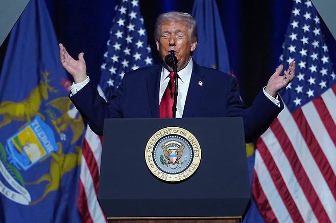 [디트로이트=AP/뉴시스]도널드 트럼프 미국 대통령이 13일(현지 시간) 미국 미시간주 디트로이트의 모터시티 카지노 호텔에서 열린 디트로이터경제클럽 행사에서 연설하고 있다. 2026.01.14.