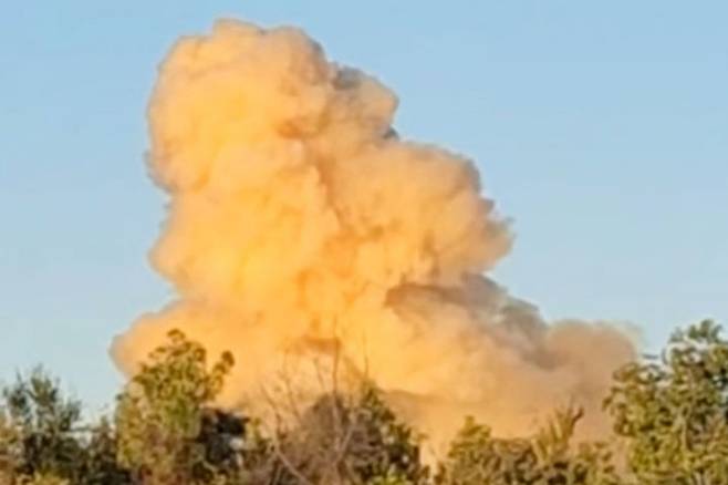 [야주시티=AP/뉴시스] 5일(현지 시간) 미 미시시피주 야주시티의 CF 인더스트리 공장에서 폭발이 발생한 뒤 연기가 치솟고 있다. 현지 당국은 이 폭발로 무수 암모니아가 누출돼 주민들에게 대피를 촉구했으며 인명 피해는 보고되지 않았다고 밝혔다. 미시시피 환경보호청은 “공공 안전을 위해 대기질 감시를 시작했으며, 필요할 때까지 계속할 것”이라고 전했다. 2025.11.06.