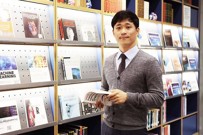 [대전=뉴시스] 한국인 최초로 클라우드 네이티브 컴퓨팅 재단(CNCF)이 수여하는 'CNCF 커뮤니티 어워즈 2025'를 수상한 한국전자통신연구원(ETRI) 손석호 전문위원. (사진=ETRI 제공) 2026.01.14. photo@newsis.com   *재판매 및 DB 금지