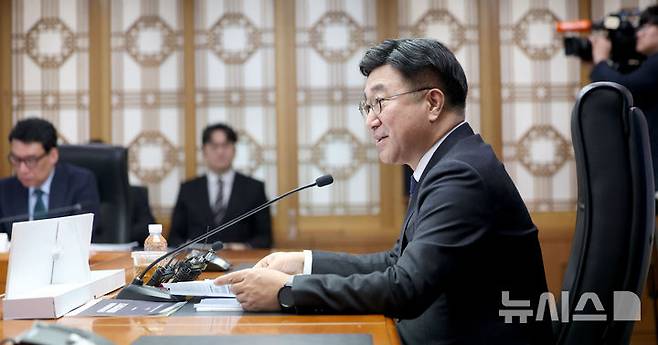 [서울=뉴시스] 김선웅 기자 = 윤호중 행정안전부 장관이 14일 서울 종로구 정부서울청사에서 열린 산하기관(상호부조, 재정세제분야) 업무보고에서 모두발언을 하고 있다. 2026.01.14. mangusta@newsis.com