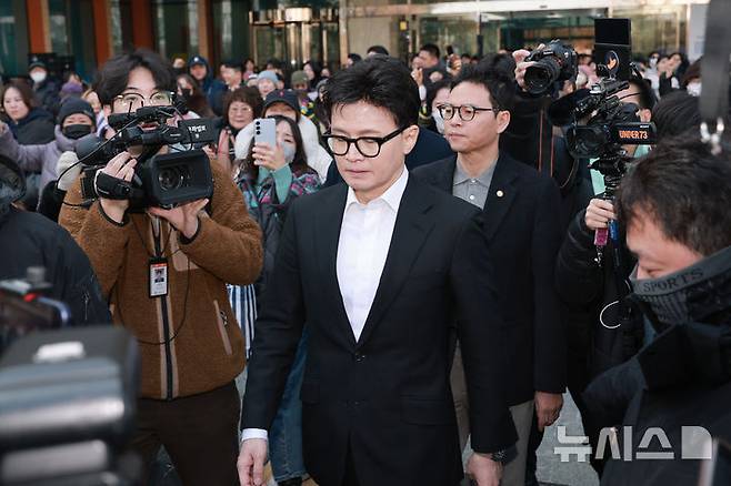 [서울=누시스] 김금보 기자= 한동훈 전 국민의힘 대표가 14일 국회 소통관에 도착해 중앙당 윤리위원회의 제명 처분과 관련해 입장을 밝히고 밖으로 나서고 있다. (공동취재) 2026.01.14. photo@newsis.com