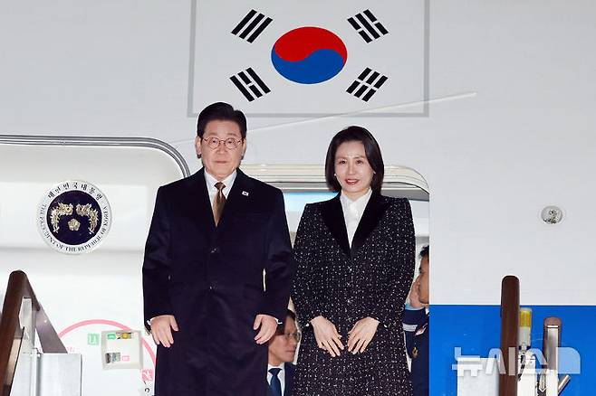 [성남=뉴시스] 고범준 기자 = 일본 순방 일정을 마친 이재명 대통령과 김혜경 여사가 14일 경기 성남 서울공항에 도착해 공군 1호기에서 내리고 있다. 2026.01.14. bjko@mewsis.com