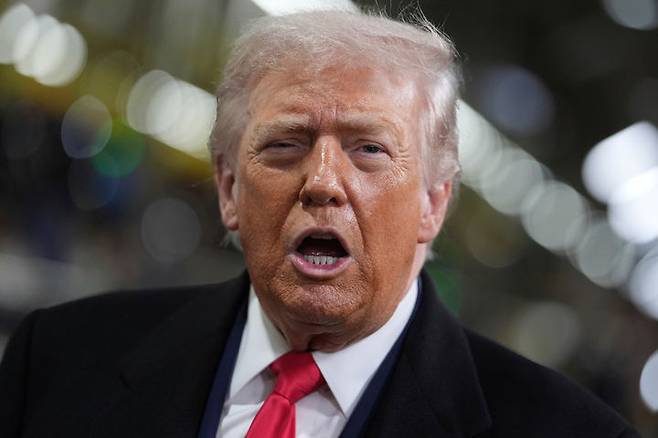 [디어본=AP/뉴시스]도널드 트럼프 미국 대통령이 13일(현지 시간) 미국 미시간주 디어본의 포드 공장을 시찰하며 발언하고 있다. 2025.01.14.