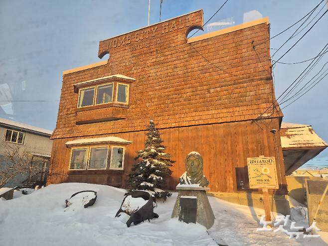 놈시청. 시청 앞에 노르웨이의 전설적인 탐험가이자 북서항로를 개척한 아문세의 동상이 세워져 있다. 박중석 기자