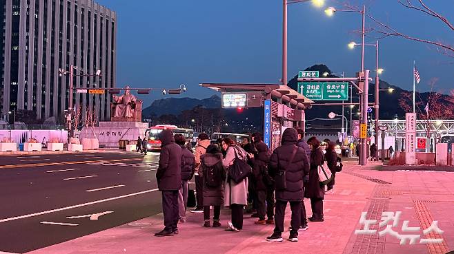 14일 서울 시내버스가 이틀째 파업에 돌입한 가운데 시민들이 마을버스를 타기 위해 정류장에 서 있다. 김수정 기자
