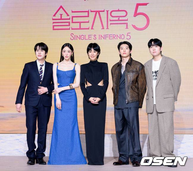 [OSEN=인천, 이대선 기자] 14일 서울 마포구 호텔 나루 서울 엠갤러리에서 넷플릭스 '솔로지옥' 시즌5 제작발표회가 열렸다.'솔로지옥'은 커플이 되어야만 나갈 수 있는 외딴 섬, ‘지옥도’에서 펼쳐질 솔로들의 솔직하고 화끈한 데이팅 리얼리티쇼​로 오는 1월 20일(화) 오직 넷플릭스에서 만날 수 있다.규현, 이다희, 홍진경, 덱스, 한해가 포토타임을 가지고 있다. 2026.01.14 /sunday@osen.co.kr