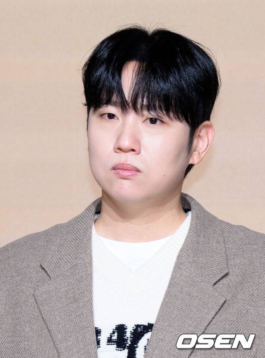 [OSEN=이대선 기자] 14일 서울 마포구 호텔 나루 서울 엠갤러리에서 넷플릭스 '솔로지옥' 시즌5 제작발표회가 열렸다.'솔로지옥'은 커플이 되어야만 나갈 수 있는 외딴 섬, ‘지옥도’에서 펼쳐질 솔로들의 솔직하고 화끈한 데이팅 리얼리티쇼​로 오는 1월 20일(화) 오직 넷플릭스에서 만날 수 있다.가수 한해가 취재진의 질문을 듣고 있다. 2026.01.14 /sunday@osen.co.kr