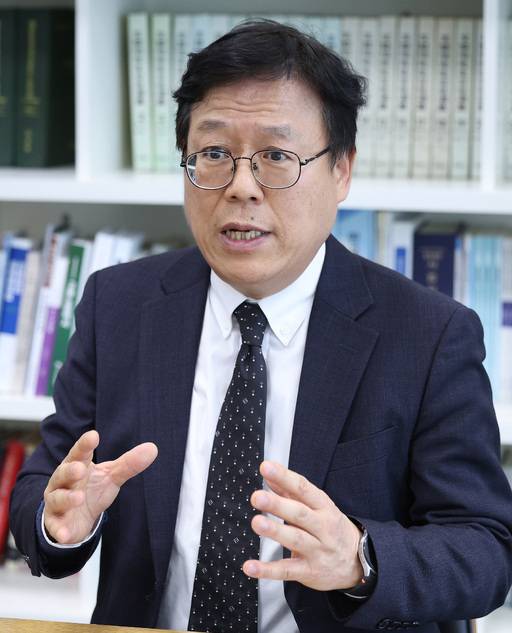 이근주 한국핀테크산업협회장이 지난달 24일 서울 용산구 세계일보 본사에서 이미 제도화 마무리 단계인 달러 스테이블코인에 대응하기 위해서 원화 스테이블코인 도입을 서둘러야 한다고 설명하고 있다. 이 회장은 달러 스테이블코인에 비해 원화 스테이블코인이 국내에서 비용, 편리함, 속도, 정산 문제 해결 등의 측면에서 장점을 가질 수 있다고 말했다. 남정탁 기자