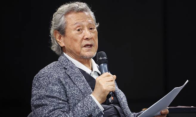 대배우 박근형이 13일 경기 고양시 예술인력개발원에서 열린 연극내일 프로젝트 ‘2026 연극캠프’ 마스터 클래스에서 강연을 하고 있다. 연합뉴스