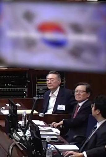 결심공판 자리한 윤석열 전 대통령 - 윤석열 전 대통령이 13일 오후 서울 서초구 서울중앙지방법원에서 진행된 내란 우두머리 혐의 2차 결심공판에 출석해 자리에 앉아 있다.  서울중앙지방법원 제공 영상 캡쳐.