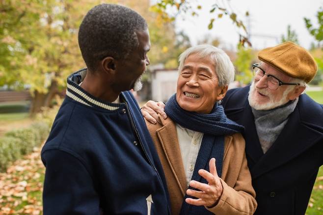 공원에서 이야기를 나누는 노년층의 모습. 장수 연구자들은 사회적 관계와 공동체 참여가 건강한 노년에 중요한 역할을 한다고 설명한다. 123rf