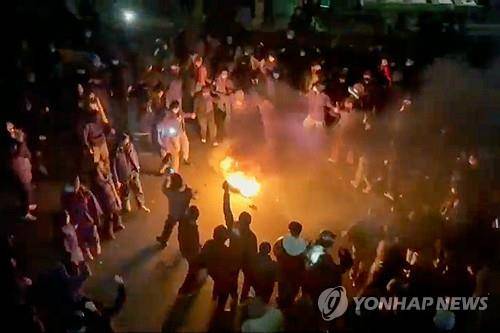 9일(현지 시간) 이란 수도 테헤란에서 열린 반정부 시위 영상 캡처. AP연합뉴스