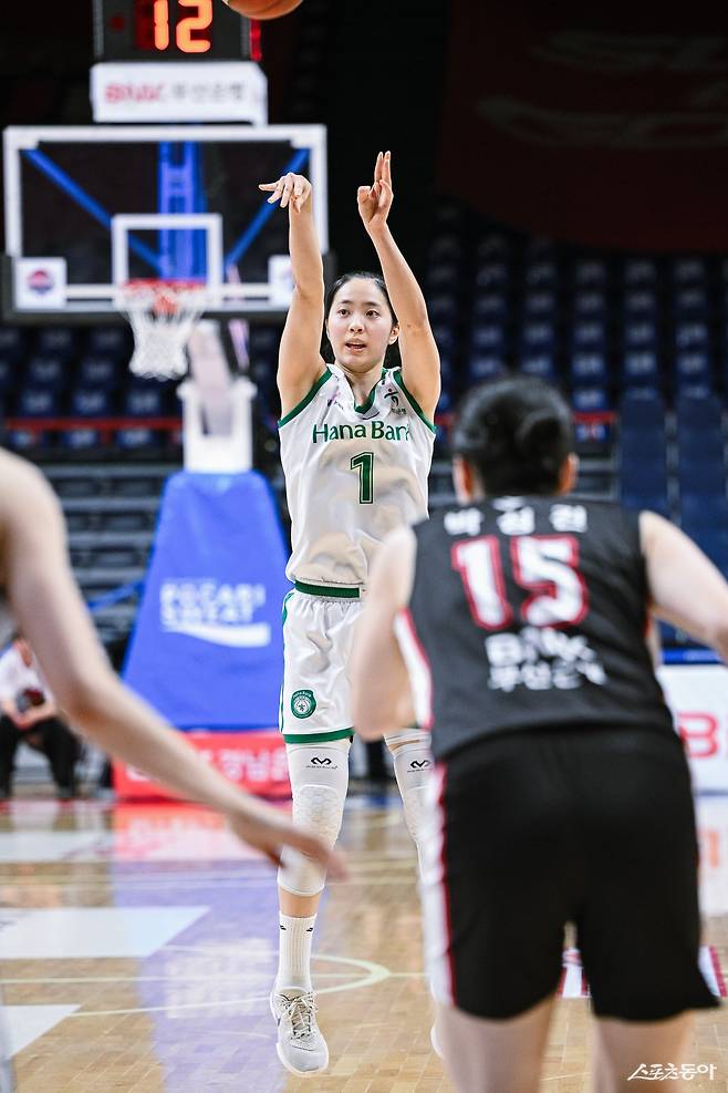 손끝 뜨거운 박소희, 3점슛 5방 포함 22점…선두 하나은행은 BNK 썸 제물로 5연승 질주 [SD 사직 리포트]