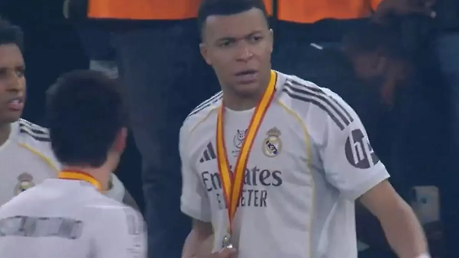 음바페가 12일 슈퍼컵 결승에서 바르셀로나에 패한 뒤 잔뜩 화난 표정으로 동료들에게 라커로 들어가자고 종용하고 있다. 스포르트 캡처