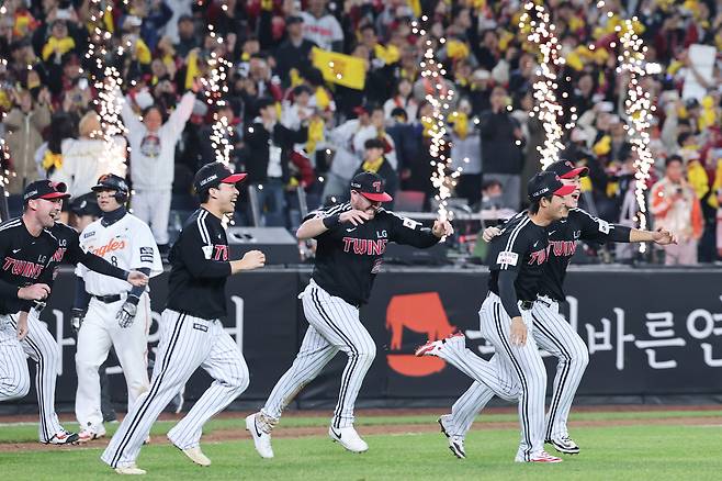 LG 선수들이 지난해 10월 31일 대전한화생명볼파크에서 열린 2025 프로야구 KBO리그 포스트시즌 한국시리즈 5차전에서 한화에 4-1로 승리해 우승을 확정한 후 환호하고 있다. 연합뉴스