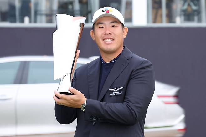 안병훈이 2024년 10월 27일 인천 잭니클라우스 골프클럽에서 끝난 제네시스 챔피언십에서 우승한 뒤 트로피를 들어보이고 있다. 게티이미지코리아