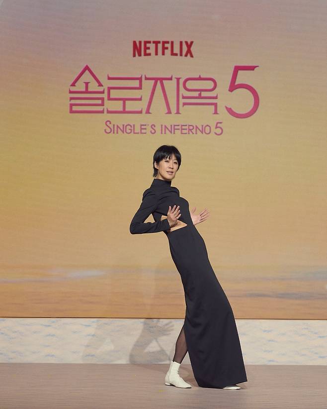 홍진경이 14일 서울 마포구 호텔 나루 서울 엠갤러리에서 진행된 넷플릭스 예능 ‘솔로지옥 시즌5’ 제작발표회에서 포즈를 취하고 있다. 넷플릭스 제공