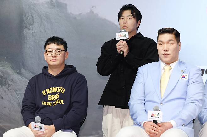 김동욱 PD가 14일 서울 여의도 페어몬트 앰버서더 호텔에서 열린 JTBC ‘예스맨’ 제작발표회에서 인사말을 하고 있다. 연합뉴스