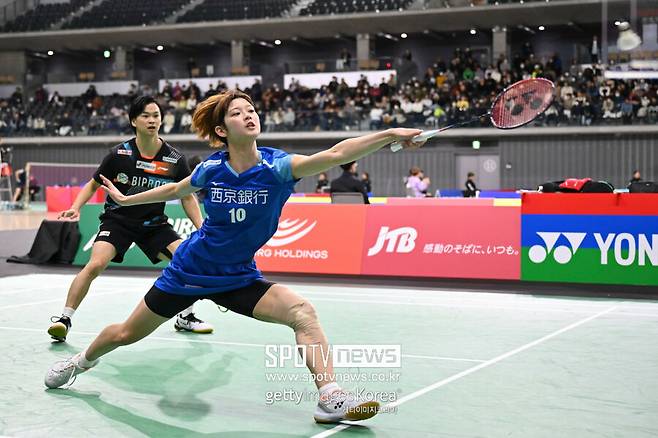 ▲ 실력과 미모를 모두 겸비한 역대급 히로인의 탄생에 일본이 들뜨고 있다. 본인을 우유부단한 성격이라 분석하면서도 코트에서는 누구보다 단호하게 셔틀콕을 내리꽂는 반전 매력으로 스타성을 발휘하는 중이다.