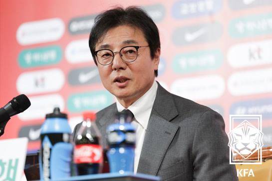 황선홍 감독 '소신 발언' 정확했다 지금 시스템이면 격차 좁혀질 것...여전히 바뀐 것 없는 현실에 팬들 관심 뚝