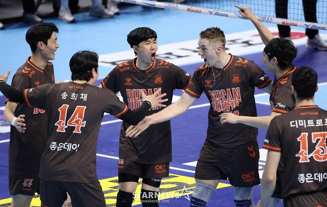 2025-2026 V-리그 남자부 대한항공 대 OK저축은행 경기가 13일 인천 계양체육관에서 열렸다.  OK저축은행 오데이가 결정적인 공격에 성공한 후 동료들과 기뻐하고 있다. /사진=김진경 대기자