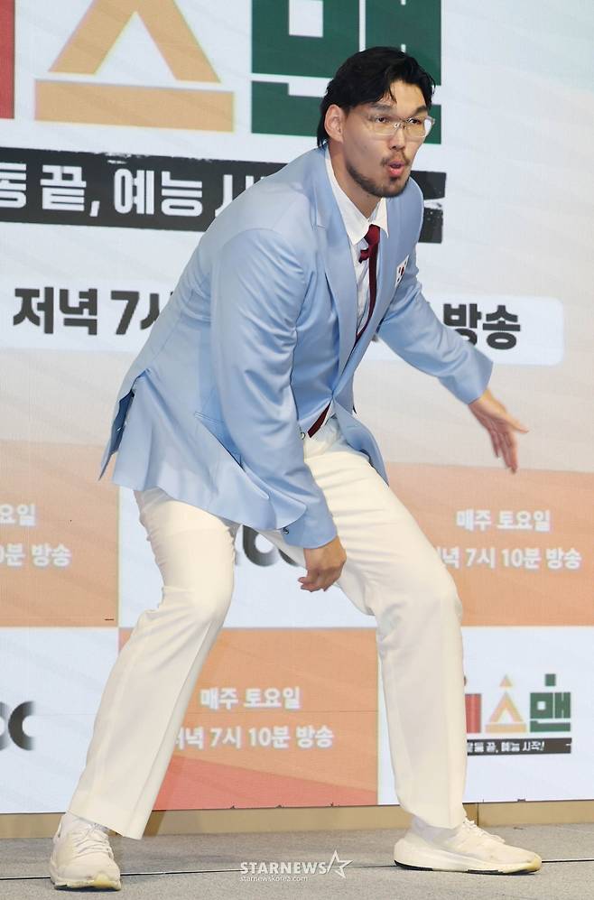 전 농구선수 하승진이 14일 오후 서울 영등포구 페어몬트 앰배서더 호텔에서 진행된 JTBC 예능 '예스맨' 제작발표회에 참석해 포즈를 취하고 있다.  레전드 스포츠 스타들의 치열한 예능 생존전 ‘예스맨’은 오는 17일 첫 방송된다. /2026.01.14 /사진=이동훈 photoguy@