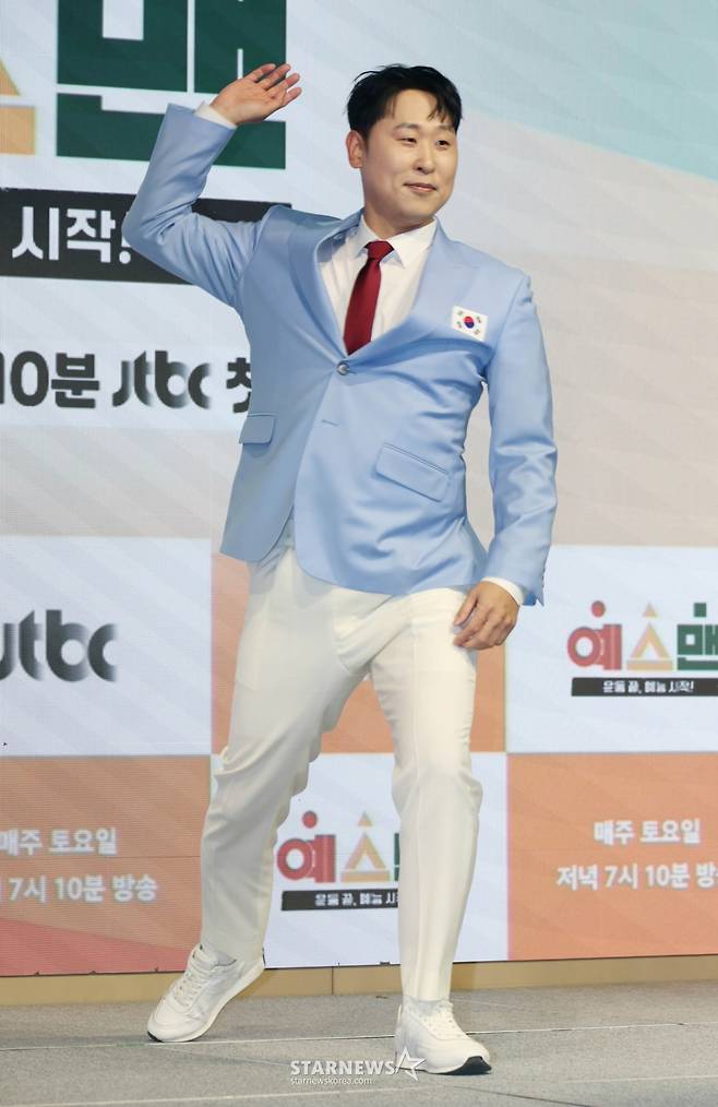 전 야구선수 윤석민이 14일 오후 서울 영등포구 페어몬트 앰배서더 호텔에서 진행된 JTBC 예능 '예스맨' 제작발표회에 참석해 포즈를 취하고 있다.  레전드 스포츠 스타들의 치열한 예능 생존전 ‘예스맨’은 오는 17일 첫 방송된다. /2026.01.14 /사진=이동훈 photoguy@