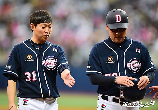 한화 이글스는 14일 구단 공식 사회관계망서비스(SNS) 계정을 통해 2006년부터 2012년까지 구단과 함께한 롯데자이언츠 김민재 코치가 53세를 일기로 세상을 떠났다고 발표했다. KBO리그 레전드였던 고인은 2024시즌을 앞두고 병원 검진에서 지병을 발견했고 2년 동안 치료에 전념했지만 지난해 말 갑작스럽게 병세가 악화돼 타계했다. 고인의 장례는 부산시민장례식장 402호실에서 치러지고, 발인은 오는 16일 오전 6시30분에 진행된다. 엑스포츠뉴스 DB