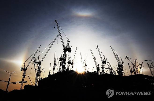 용인 반도체클러스터 위로 떠오르는 병오년 태양 (용인=연합뉴스) 홍기원 기자 = 1일 경기도 용인시 처인구 원삼면 SK하이닉스 용인클러스터 공사 현장 위로 떠오르는 2026년 병오년(丙午年) 첫 태양 주변으로 햇무리가 나타나 있다. 2026.1.1 xanadu@yna.co.kr