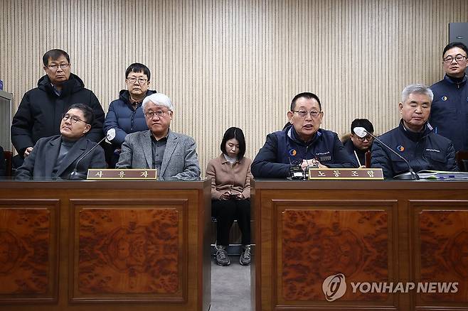 '통상임금 갈등' 서울 시내버스 막판 교섭 (서울=연합뉴스) 윤동진 기자 = 서울 시내버스 노조 파업 예고일을 하루 앞둔 지난 12일 서울지방노동위원회에서 열린 특별조정위원회 사후 조정 회의에서 박점곤 서울시 버스노동조합(버스노조) 위원장이 발언하고 있다. 2026.1.12 mon@yna.co.kr