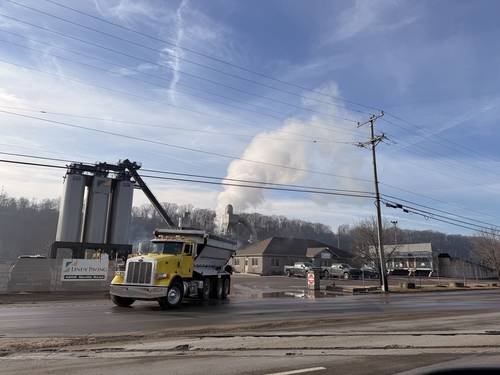산업단지가 밀집한 네빌 아일랜드  (피츠버그[미 펜실베이니아주]=연합뉴스) 이유미 특파원 = 8일(현지시간) 피츠버그 네빌 아일랜드의 한 공장 단지에서 대형 트럭이 빠져나오고 있다. 2026.1.14