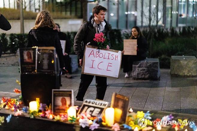 ICE 요원 총격에 사망한 여성 추모하는 시위대 [EPA=연합뉴스. 재판매 및 DB 금지]