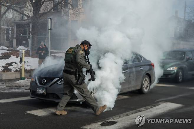 미니애폴리스에서 최루탄으로 시위 진압 중인 연방 요원 [EPA=연합뉴스. 재판매 및 DB 금지]