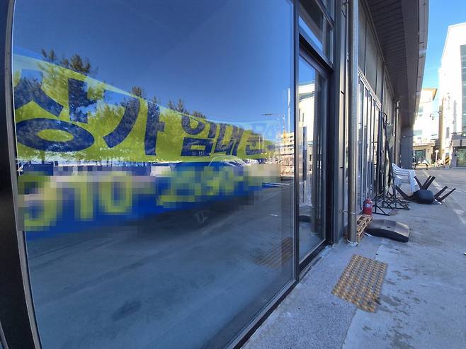 양양 인구해변 한 상가에 걸린 임대 문의 [촬영 류호준]