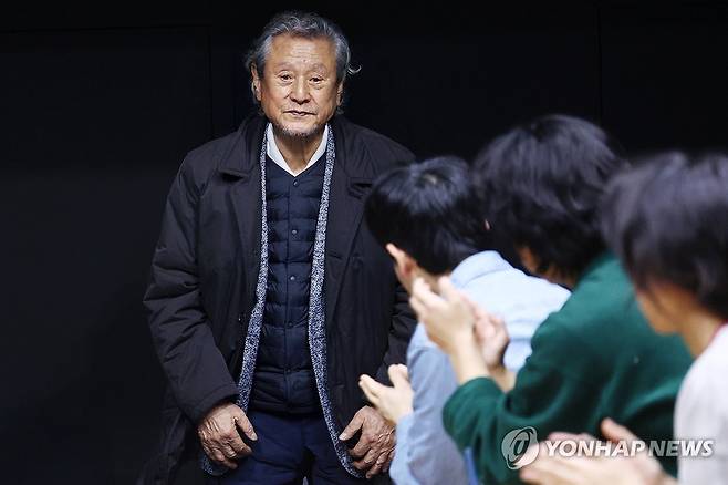 인사하는 배우 박근형 (고양=연합뉴스) 진연수 기자 = 배우 박근형이 13일 오후 경기도 고양시 일산동구 한국문화예술위원회 예술인력개발원에서 열린 연극내일 프로젝트 '2026 연극캠프' 마스터 클래스에서 인사를 하고 있다. 2026.1.13 jin90@yna.co.kr