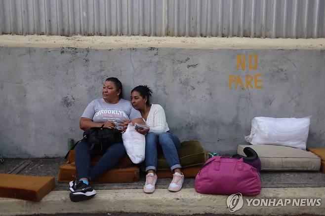 베네수엘라에서 수감자 석방을 기다리는 가족들 (서울=연합뉴스) 13일(현지시간) 베네수엘라 카라카스에서 수감자의 가족들이 석방 소식을 기다리고 있다. [EPA=연합뉴스 자료사진. 재판매 및 DB 금지]
