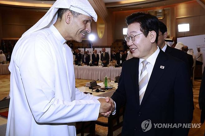 칼둔 아부다비 청장과 인사하는 이재명 대통령 (아부다비=연합뉴스) 김도훈 기자 = 아랍에미리트(UAE)를 국빈 방문 중인 이재명 대통령이 19일(현지시간) 아부다비의 한 호텔에서 열린 한-UAE 비즈니스 라운드테이블에서 칼둔 칼리파 알 무바라크 아부다비 행정청장과 인사하고 있다. 2025.11.19 superdoo82@yna.co.kr