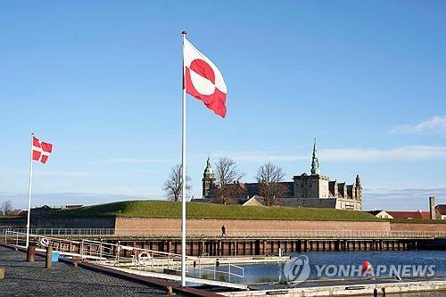덴마크 한 항구에 내걸린 그린란드 국기 [AFP 연합뉴스 자료사진 재판매 및 DB 금지]