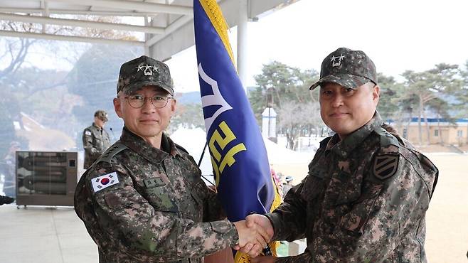 ▲ 지난 14일 열린 김종연(오른쪽) 11기동사단장 취임식에서 최성진 제7군단장(중장)으로부터 11사단부대기를 받고 있다. /사진제공=양평군