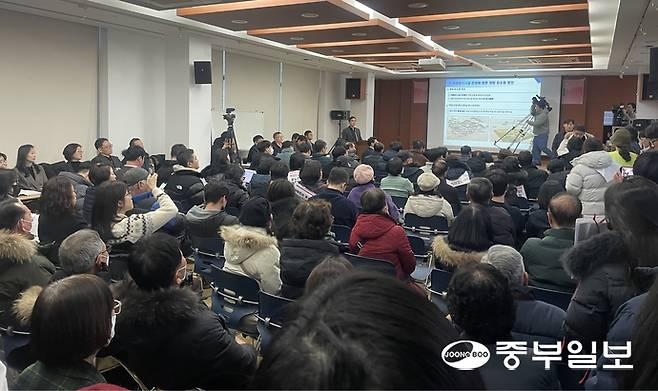 의왕시 폐기물처리시설 설치 계획과 관련한 주민설명회가 14일 의왕 부곡주민센터 대회의실에서 열린 가운데, 시·LH 관계자 설명을 듣기 위해 주민들이 좌석을 가득 메운 채 참석하고 있다. 손용현기자