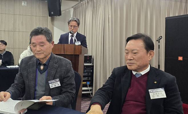 사진 왼쪽부터 진윤수 명예회장(전 충남대 부총장)과 김원식 명예회장(중도일보 회장). 사진 뒷줄은 사회보는 이기남 총무국장(대전시 총무팀장).