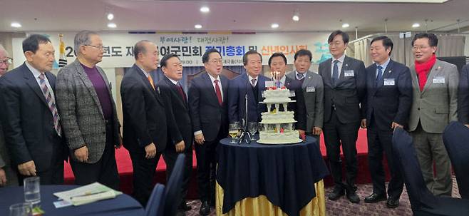 재전부여군민회 정기총회 및 신년인사회에 참석한 내빈들이 부여군 발전을 기원하며 축하케이크의 촛불을 끄고 있다.