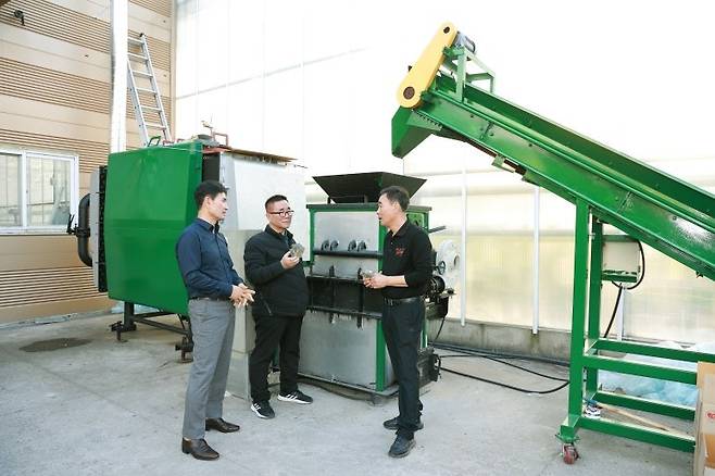 광주 평동산단에 위치한 ㈜엘그린이 최근 가연성 폐기물을 고형화해 98%에 달하는 완전 연소를 구현하고 이를 100% 자원화할 수 있는 SRF(고형 폐기물 연료) 연소기를 개발했다. 사진은 직원들과 제품을 상의하는 오종화 엘그린 회장(가운데) 모습. /안태호 기자
