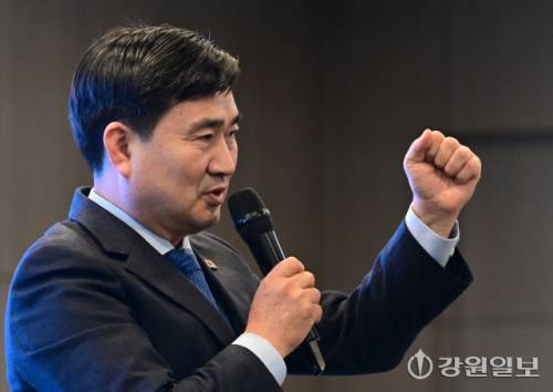 김도균 더불어민주당 강원자치도당 위원장이 15일 춘천 스카이컨벤션에서 열린 도당 2026년 신년인사회에서 인사말하고 있다. 신세희기자