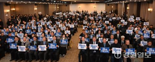 15일 춘천 스카이컨벤션에서 열린 더불어민주당 강원자치도당 2026년 신년인사회에서 당원들이 지방선거 승리 피켓 퍼포먼스를 하고 있다. 이날 행사에는 김도균 도당위원장, 송기헌·허영 국회의원, 유정배 춘천·철원·화천·양구 을 지역위원장, 김중남 강릉시지역위원장, 이정훈 동해·태백·삼척·정선 지역위원장, 허필홍 홍천·횡성·영월·평창 지역위원장, 이광재 전 지사, 육동한 춘천시장, 최승준 정선군수, 최상기 인제군수, 함명준 고성군수를 비롯한 당원들이 참석했다. 신세희기자