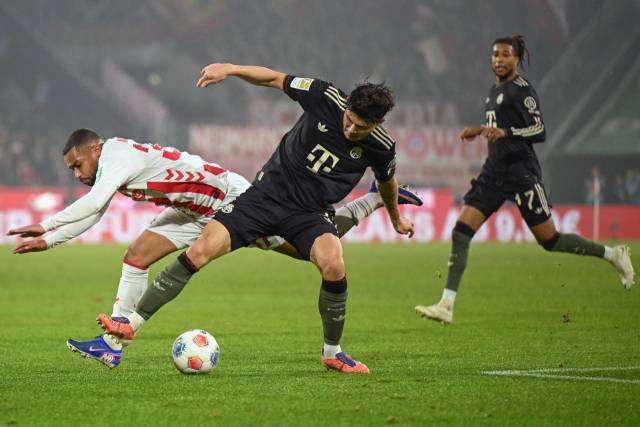 바이에른 뮌헨의 김민재가 15일 독일 쾰른의 라인에네르기 슈타디온에서 열린 분데스리가 17라운드 경기 도중 쾰른의 린톤 마이나로부터 공을 빼앗아내고 있다. AFP 연합뉴스