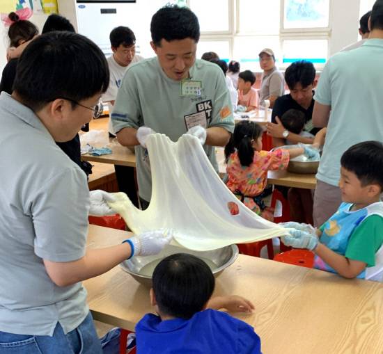 경남형 저출생 대응 시범사업인 '400인의 아빠단' 참가자들이 아이들과 프로그램에 참여하고 있다.사진=경남도