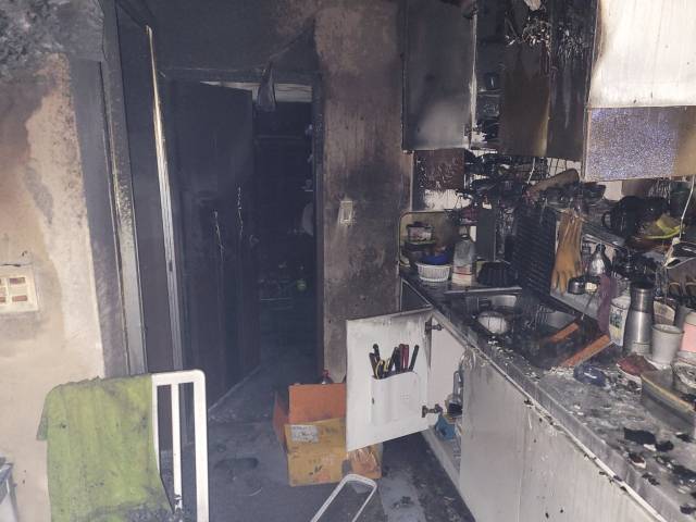 15일 오전 불이 난 울산시 울주군 서생면의 한 펜션 주방 내부 벽면과 천장 등이 시커먼 그을음으로 뒤덮여 있다. 울산소방본부 제공